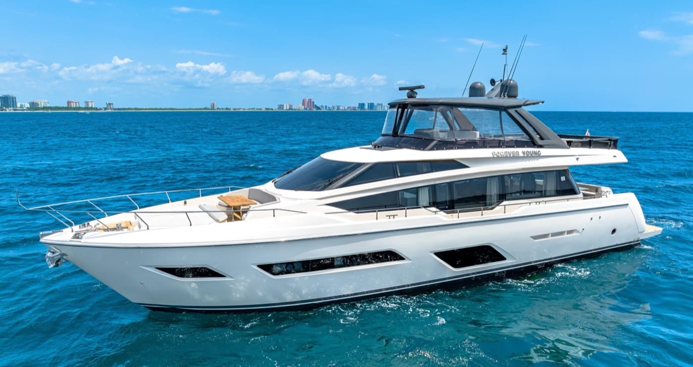 Pulse — Ferretti yacht underway